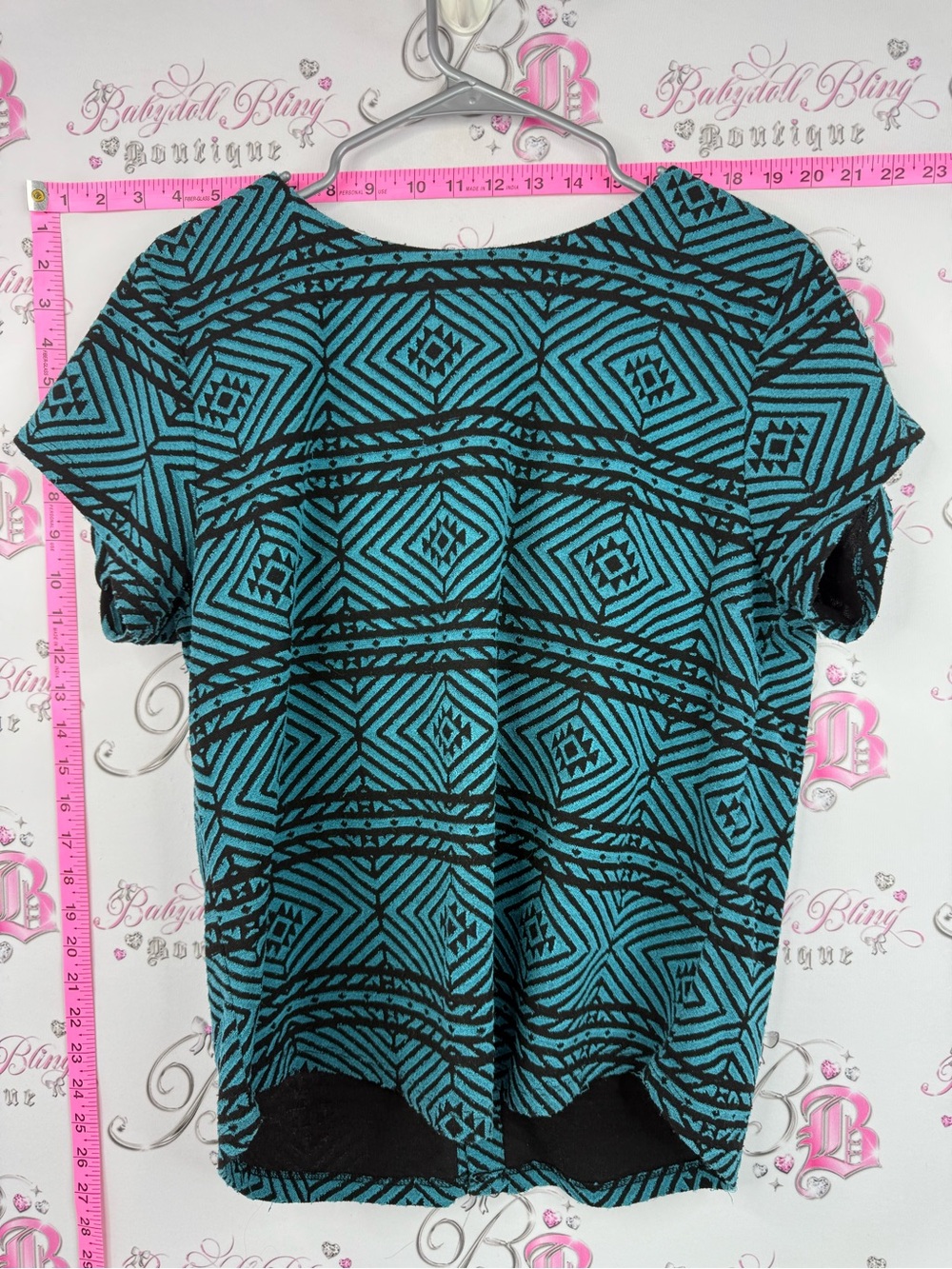 Tshirt buttons detail tiki Women's Teal and Black Geometric Button-Back Top